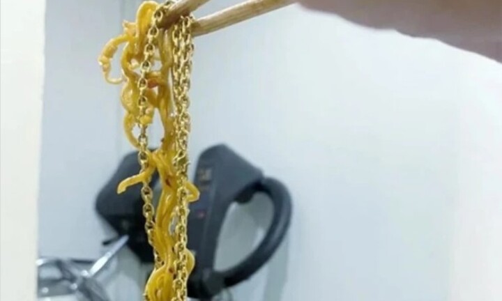 Ăn mì xào ở chợ, người đàn ông “cười không khép được miệng” vì gắp được thứ khó tin