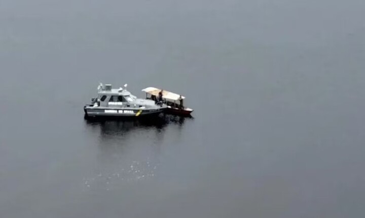 Lênh đênh trên thuyền giữa rừng rậm, vợ chiến đấu với kền kền để bảo vệ thi thể chồng