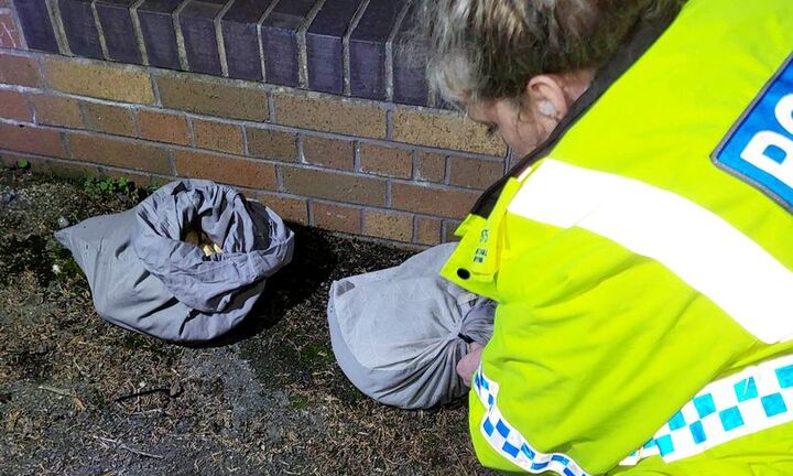 Đi thu gom rác, người phụ nữ giật nảy mình vì phát hiện thứ đáng sợ bên đường