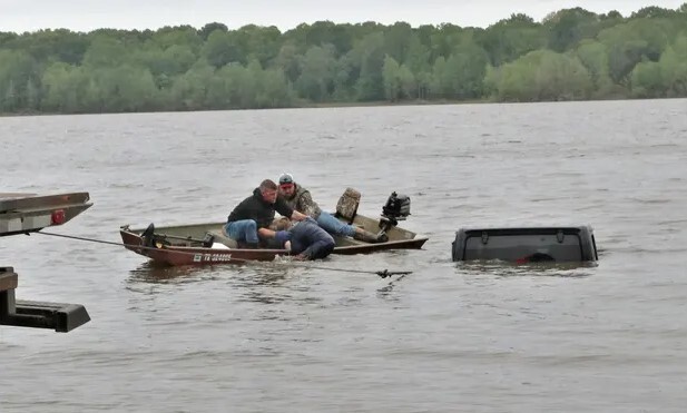 Trục vớt ô tô chìm dưới hồ, cảnh sát phát hiện điều gây choáng bên trong  