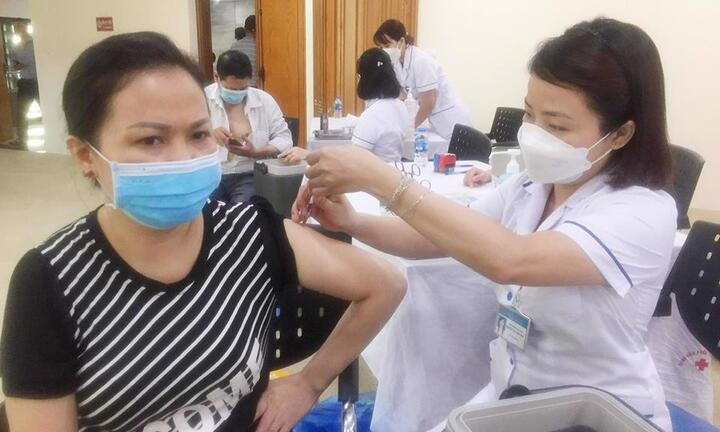 Người dân ở Hà Nội muốn tiêm vaccine ngừa COVID-19 thì cần làm gì?