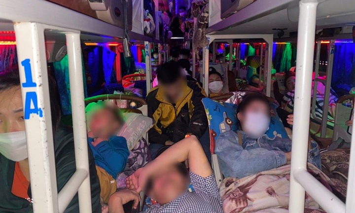 Hà Nội: Phát hiện hàng loạt xe nhồi nhét khách chật cứng trước kỳ nghỉ lễ