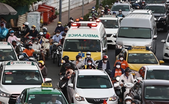 Người dân về quê nghỉ lễ 30/4 - 1/5, nhiều nơi ở Hà Nội và TP.HCM ùn tắc kéo dài