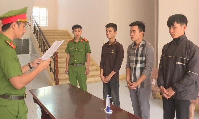 Khởi tố 3 đối tượng mang dao đến quán bida chém người ở Đắk Lắk