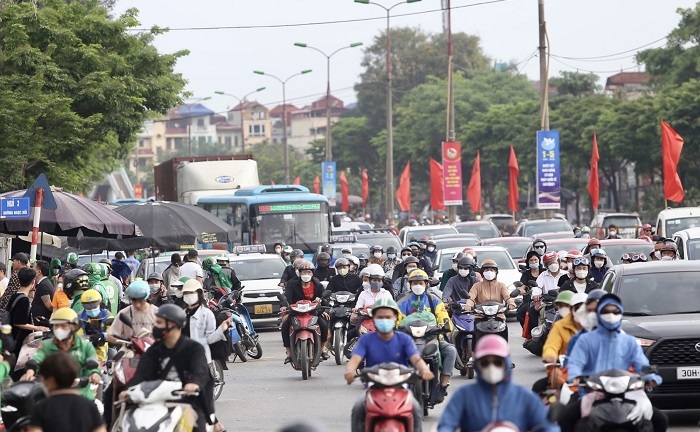 Trở lại Hà Nội sớm một ngày, người dân vẫn khổ sở vì tắc đường