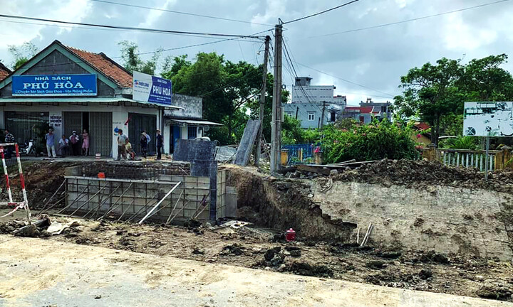 Phú Yên: Sạt lở đất khi đang thi công cầu dân sinh, người phụ nữ 49 tuổi tử vong