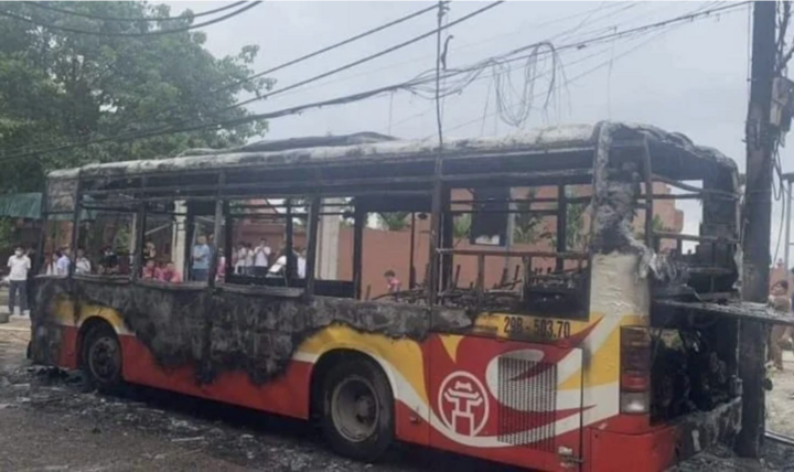 Hà Nội: Hành khách hốt hoảng tháo chạy khỏi xe buýt bốc cháy