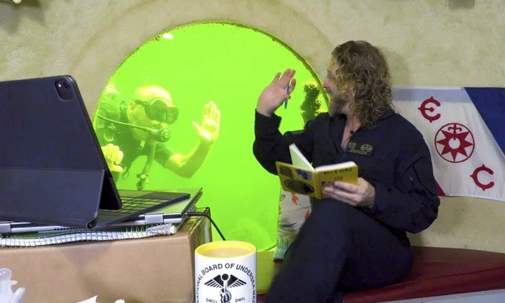 Giáo sư Mỹ lập kỷ lục sống 74 ngày dưới nước