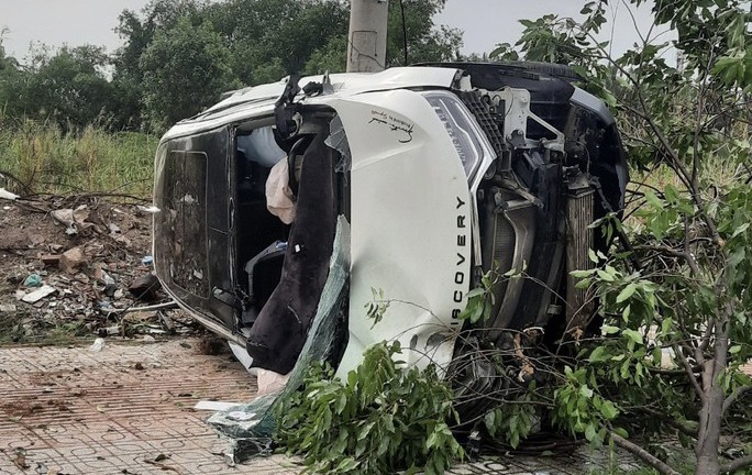 TP.HCM: Ô tô bất ngờ lao lên vỉa hè, tông cây xanh bật gốc rồi lật ngang