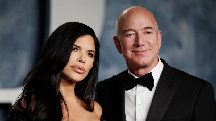 Tỷ phú Jeff Bezos và bạn gái Lauren Sánchez đính hôn