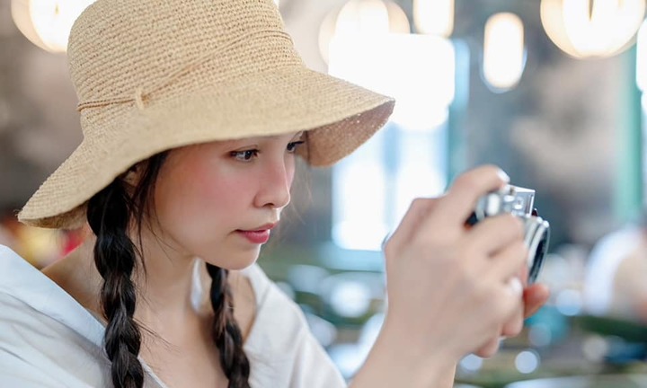 Phối đồ đi biển cực khéo, Hiền Thục “đốn tim” dân mạng với nhan sắc như “gái đôi mươi”