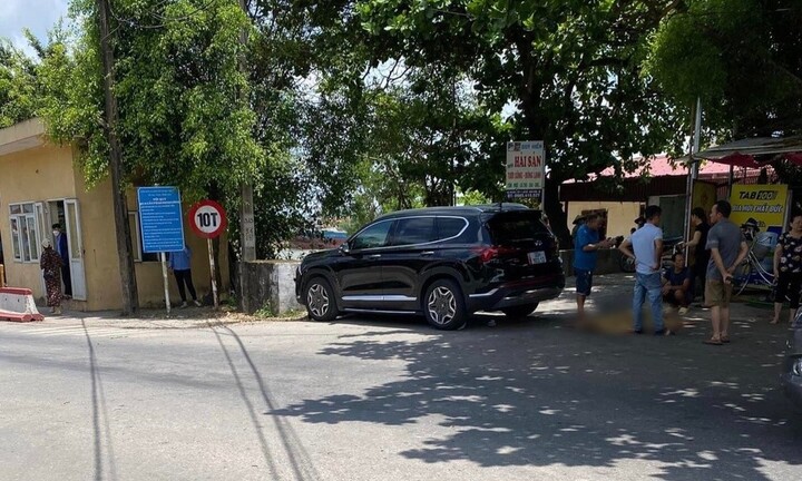 Bé gái 7 tuổi bị ô tô tông tử vong khi đang chơi trước cửa nhà