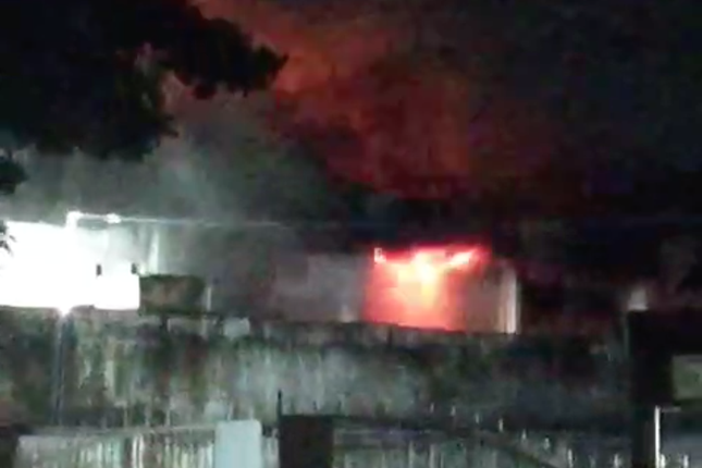 Cơ sở mút xốp ở TP.HCM bất ngờ bốc cháy dữ dội