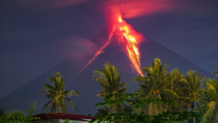 Philippines sơ tán người dân trước nguy cơ núi lửa Mayon phun trào