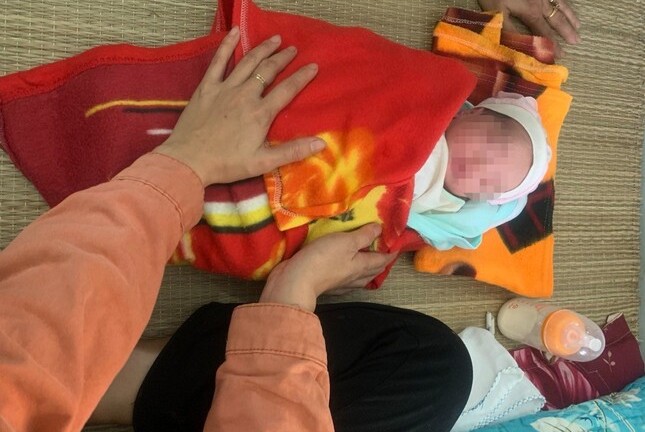 Xót xa bé trai sơ sinh bị bỏ rơi dưới chân cầu vượt đường sắt ở Nghệ An