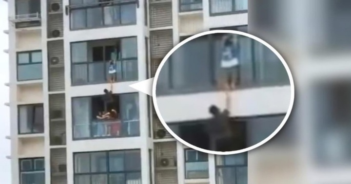 Người đàn ông bất chấp nguy hiểm cứu đứa trẻ treo lơ lửng ở ban công tầng 14