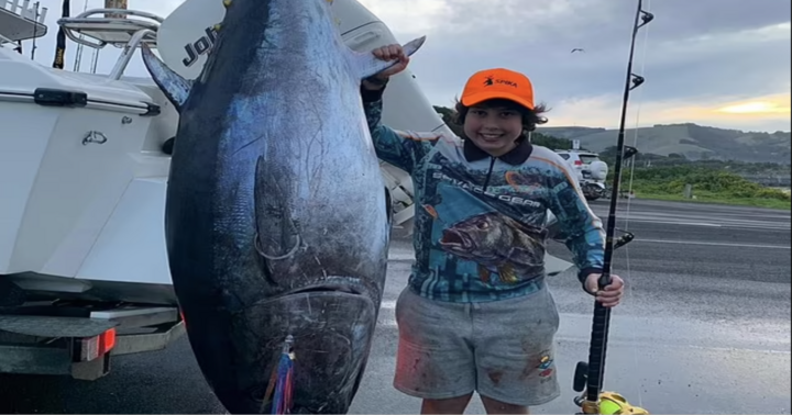 Bé trai 11 tuổi khoe chiến tích câu được cá ngừ “siêu to khổng lồ”