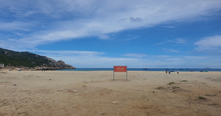 Bình Định: Cứu bạn gặp nạn, nam thanh niên bị sóng cuốn tử vong