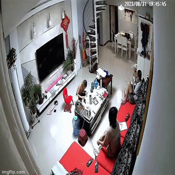 Clip: Cả nhà hốt hoảng bỏ chạy vì sạc dự phòng bất ngờ phát nổ