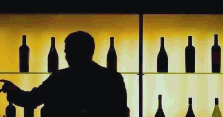 Uống 1 lít rượu mạnh chỉ trong 10 phút, người đàn ông nhận cái kết thương tâm