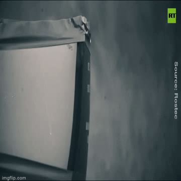 Cận cảnh khoảnh khắc đạn AK Nga xuyên thủng áo chống đạn Mỹ trong thử nghiệm