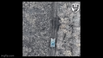 Cận cảnh UAV Ukraine quăng lựu đạn ngăn xe tăng Nga rút lui sau khi khai hỏa