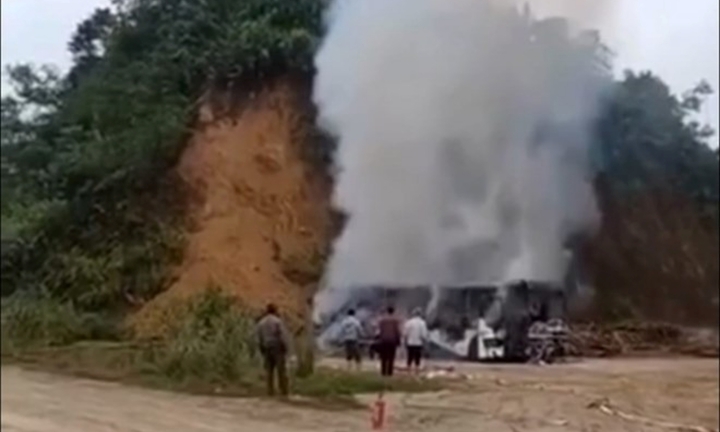Ô tô du lịch chở học sinh đi tham quan bất ngờ bốc cháy khi đang dừng đỗ trong bãi