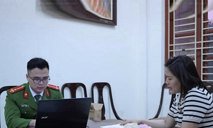 Nữ chủ tiệm cắt tóc 