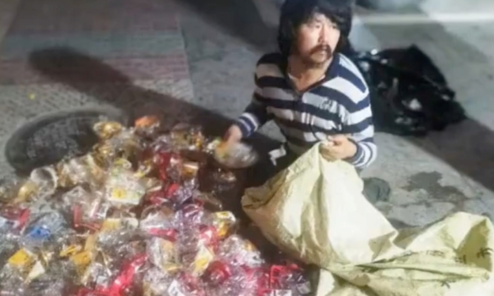 Kiếm sống bằng nghề nhặt phế liệu, người đàn ông bại liệt quyên góp tiền suốt 15 năm, giúp đỡ 20.000 trẻ em