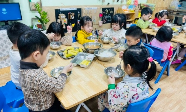 Thời tiết rét buốt, khoảng 30% số trẻ mầm non ở Hà Nội vẫn đến trường