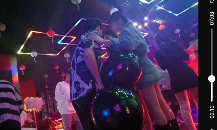 Hà Nội: Quán bar bán bóng cười diễn ra ngang nhiên, táo bạo