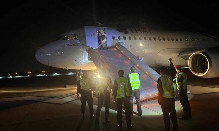 Chuyến bay hỗn loạn vì nam hành khách bất ngờ mở cửa thoát hiểm