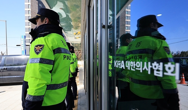 Cuộc khủng hoảng y tế ở Hàn Quốc: Cảnh sát đột kích văn phòng Hiệp hội Y khoa