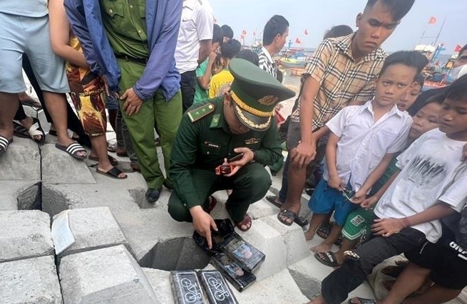 Quảng Ngãi: Phát hiện 4 gói nilon màu đen nghi chứa cocaine tại khu vực kè biển