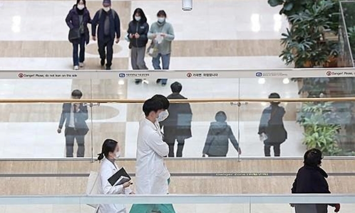 Bộ Y tế Hàn Quốc gửi thông báo đình chỉ giấy phép cho gần 5.000 bác sĩ thực tập đình công