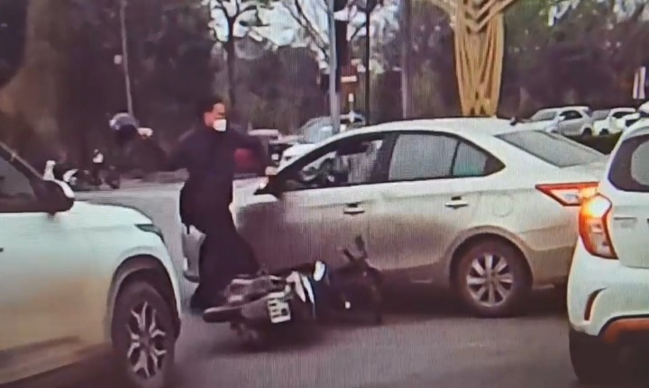 Đình chỉ công tác cán bộ hải quan đập vỡ kính ô tô sau va chạm giao thông