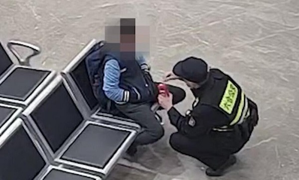 Bé trai 12 tuổi đòi