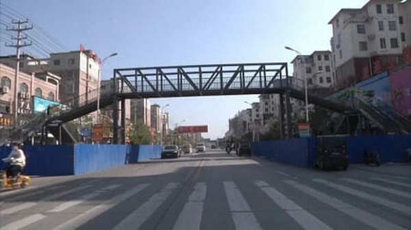 Lo con gặp nguy hiểm khi qua đường để đi học, mẹ chi hẳn 3,5 tỷ đồng xây cầu vượt cho quý tử