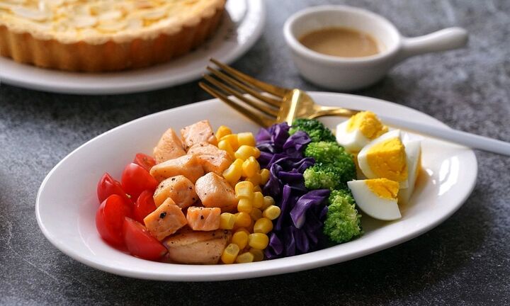 Món salad cầu vồng vừa đẹp mắt lại nhanh gọn, đặc biệt còn giúp chị em giữ vóc dáng thon gọn