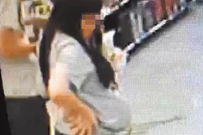 Bụng bầu 9 tháng của người phụ nữ 