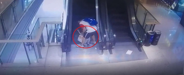 Mải buộc dây giày, bố sơ ý để con trai 1 tuổi kẹt vào thang cuốn gây hậu quả đau đớn