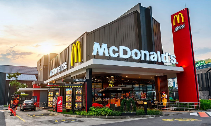 Giữa đại dịch COVID-19, 650 chi nhánh McDonald’s ở Mỹ đồng loạt tăng lương cho nhân viên.