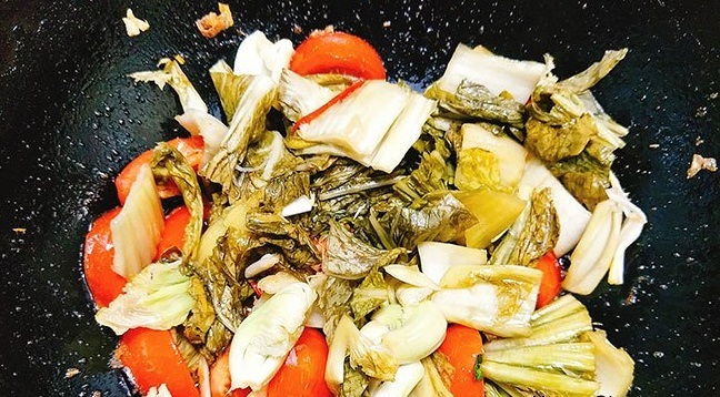 Tràng heo xào dưa cải chua bắt miệng, dùng làm món nhậu thì hết sảy