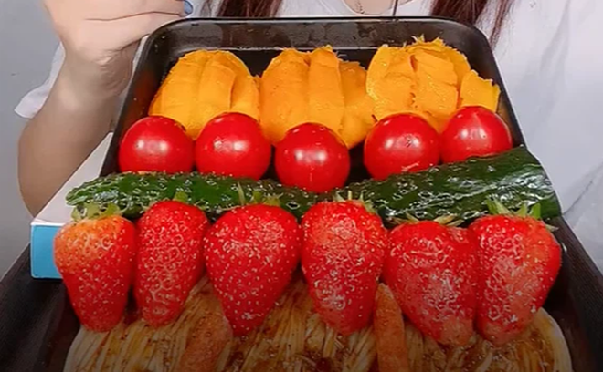 Clip ASMR của cô gái đạt 20 triệu lượt xem, gây