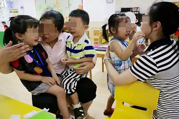 Cô giáo gửi nhầm tin nhắn vào nhóm chat phụ huynh, đường link có gì mà cha mẹ nào cũng