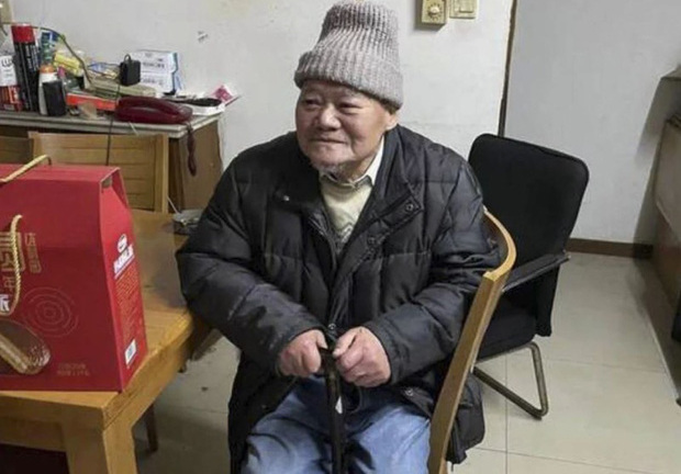 Cụ ông qua đời để lại toàn bộ tài sản cho người lạ, con cháu vội đâm đơn kiện, dư luận tranh cãi kịch liệt