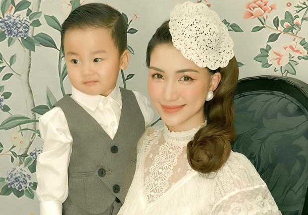 Hòa Minzy công khai ảnh con trai