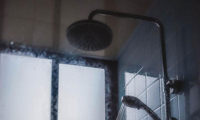 Đang tắm thì phát giác camera, người phụ nữ báo cảnh sát bắt giữ chồng, sau đó có hành động khó hiểu