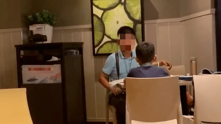 Con trai gọi món bún bò, lời nói của người cha sau đó khiến nhiều người lo ngại cho tương lai của cậu bé