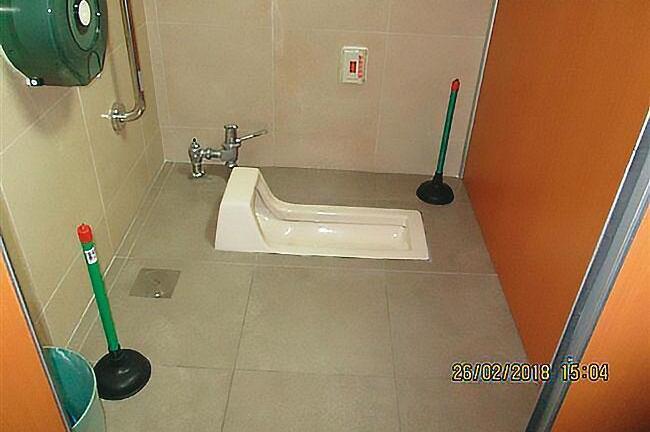 Cây hút bồn cầu trong nhà vệ sinh tố cáo hành vi đáng sợ của tên biến thái, nạn nhân lên đến 700 thiếu nữ